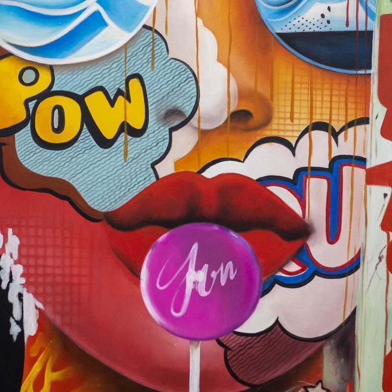 Detalhe artístico de quadro grande colorido mostrando onomatopeias de quadrinhos e grafismos modernos em pintura manual.