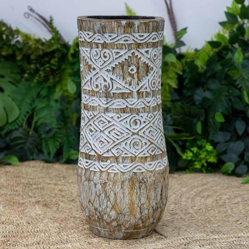 Adorno exclusivo em madeira de palmeira com 24cm de diâmetro, exibindo a maestria da marcenaria artesanal oriental.