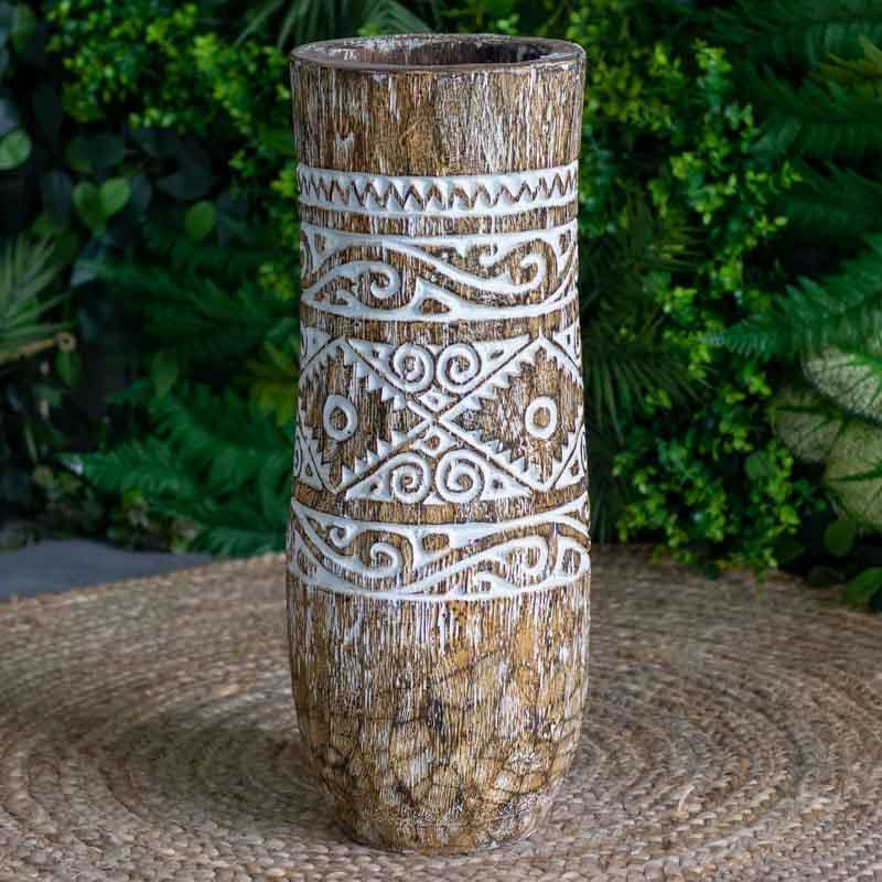 Detalhe da textura fibrosa da madeira de palmeira em vaso cilíndrico, destacando os sulcos preenchidos com pátina clara.