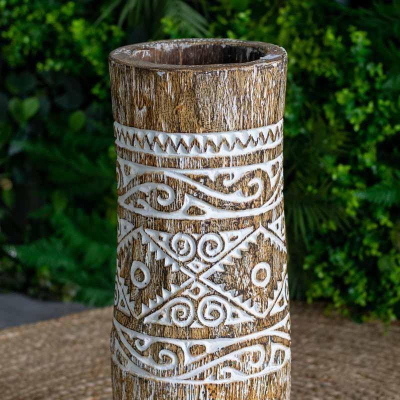 Vaso decorativo de 60cm de altura com grafismos étnicos entalhados à mão, ideal para decoração de salas e halls de entrada.