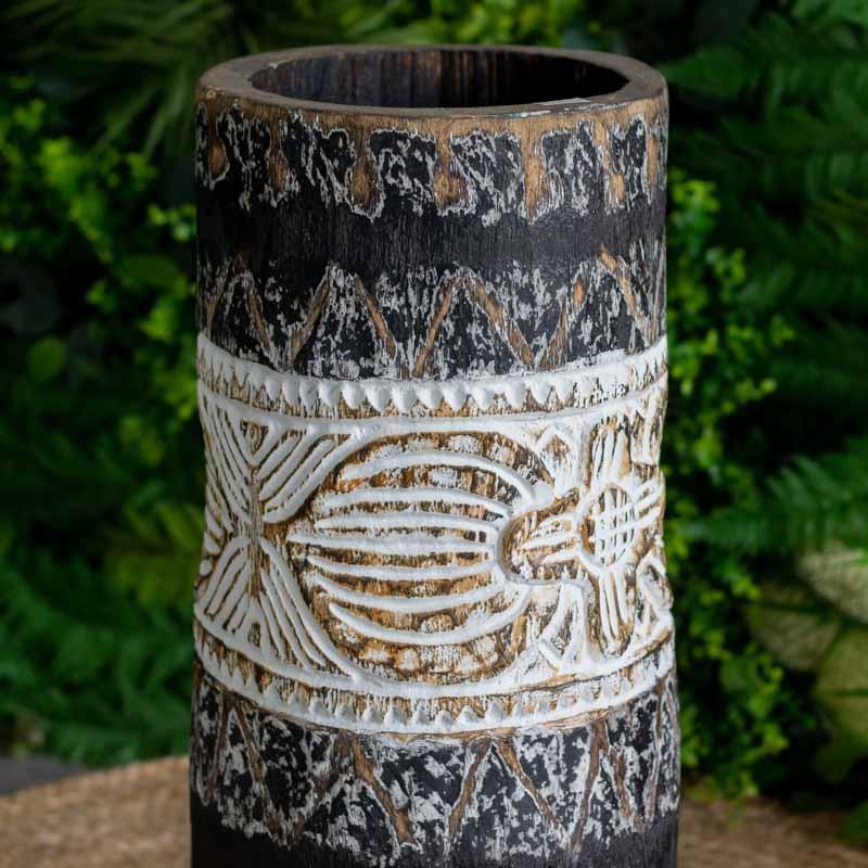 Vaso decorativo de 70cm de altura com padrões geométricos brancos sobre madeira preta, ideal para decoração de salas luxuosas.