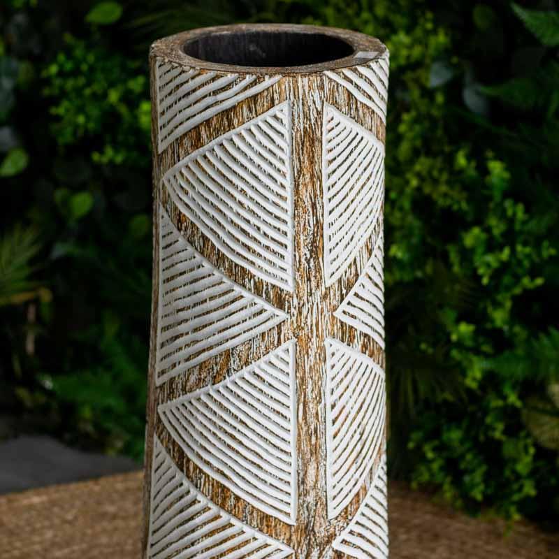 Vaso étnico artesanal de 80cm feito de tronco de palmeira natural de Bali, apresentando entalhes geométricos de triângulos em pátina branca.