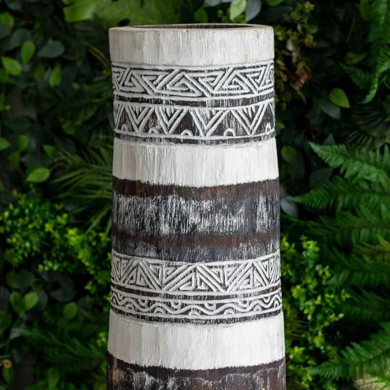 Vaso rústico artesanal de 100cm feito de tronco de palmeira natural de Bali, com entalhes tribais e faixas em pátina branca.