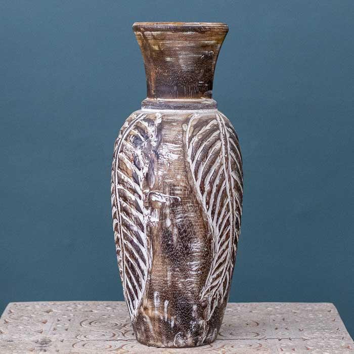 Vaso decorativo entalhado em madeira feito à mão em Bali com acabamento natural.