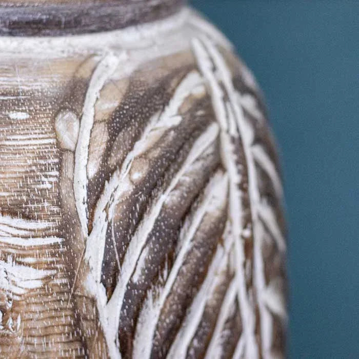 Vaso entalhado com design rústico, ideal para decorar com arranjos secos.