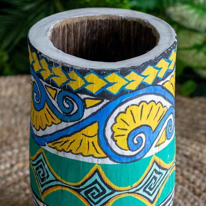 Vaso artesanal de tronco de palmeira natural de Bali com pintura colorida feita à mão em padrões geométricos e étnicos.