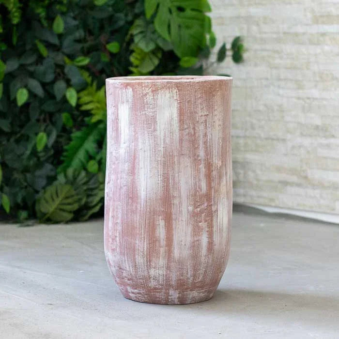 Vaso decorativo feito a partir de tronco de palmeira com formato orgânico e acabamento natural, produzido artesanalmente em Bali