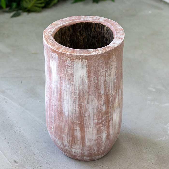 Trabalho manual em tronco de palmeira: vaso colorido que valoriza a cultura balinesa e o uso de materiais naturais.