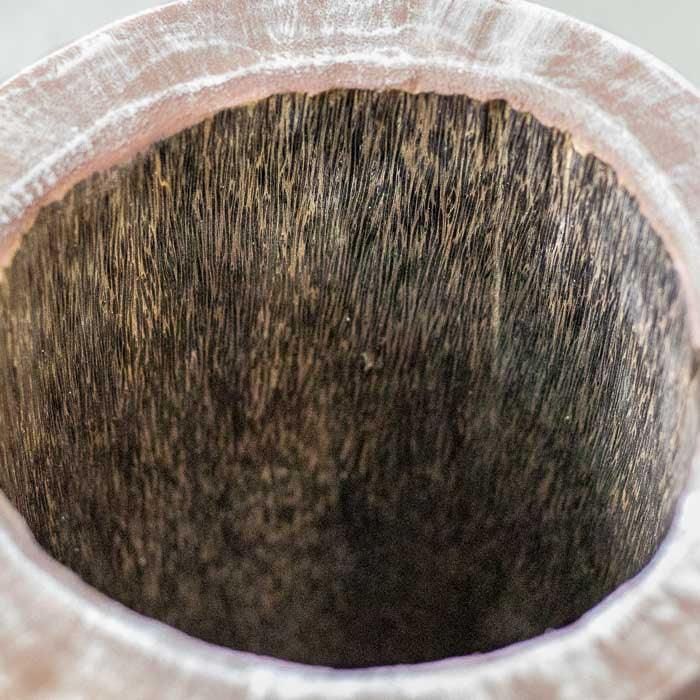 Objeto artesanal de Bali moldado em tronco de palmeira com estrutura orgânica, perfeito para ambientes naturais e étnicos