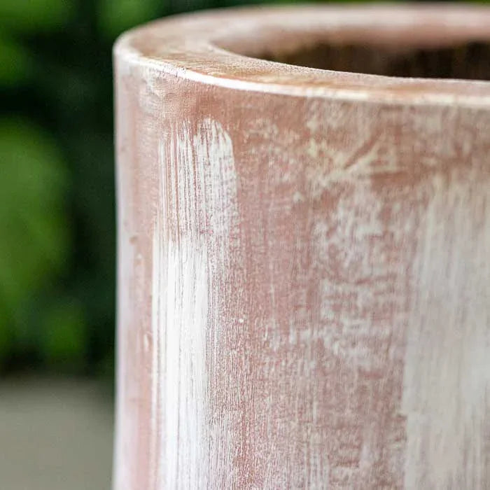 Detalhe das cores e traços feitos à mão em vaso de tronco, mostrando a beleza da imperfeição artística na madeira bruta.