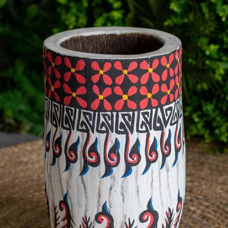 Vaso étnico de 45cm de altura com desenhos coloridos, ideal para decoração Boho e ambientes que buscam autenticidade.