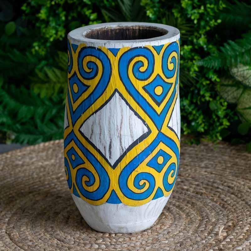 Objeto decorativo exclusivo importado de Bali, esculpido em tronco de árvore com acabamento artístico e colorido.