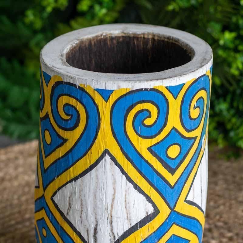 Vista de cima de vaso de palmeira com pintura manual, evidenciando a espessura da madeira natural e o design cilíndrico.