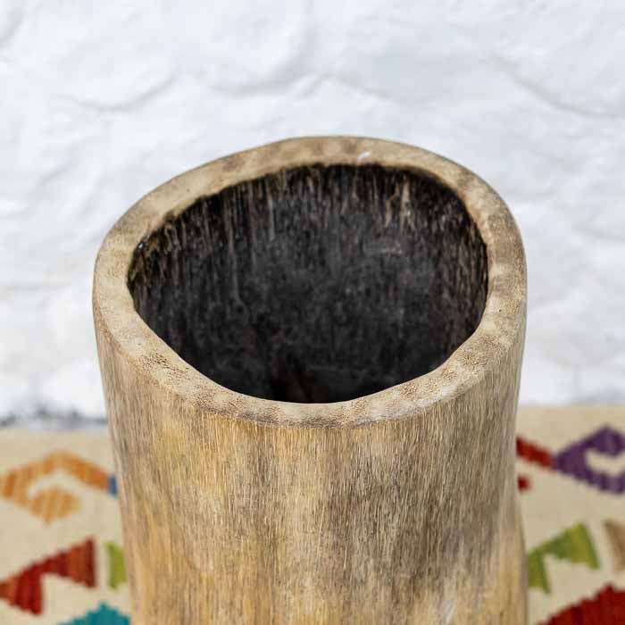 Peça ornamental rústica em madeira natural para arranjos secos e composição de ambientes.