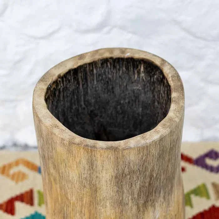 Peça ornamental rústica em madeira natural para arranjos secos e composição de ambientes.