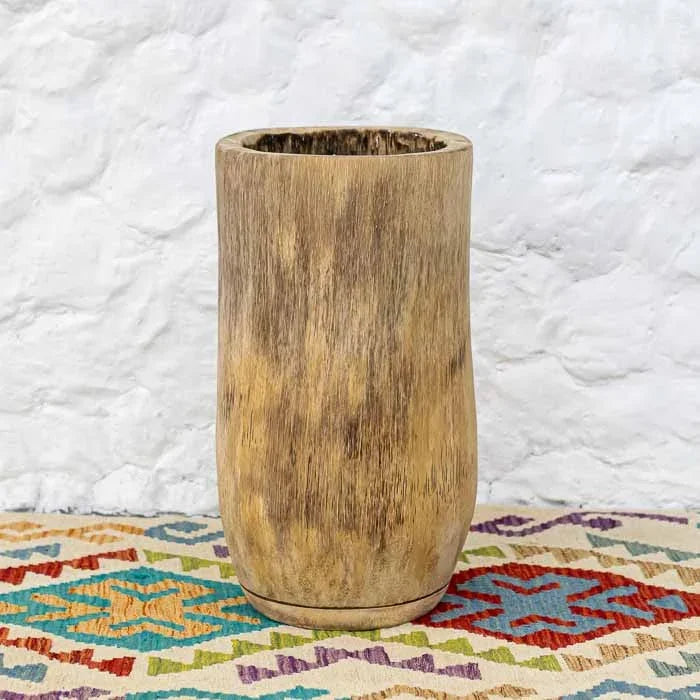 Objeto de decor artesanal balinês em madeira rústica de palmeira esculpida.