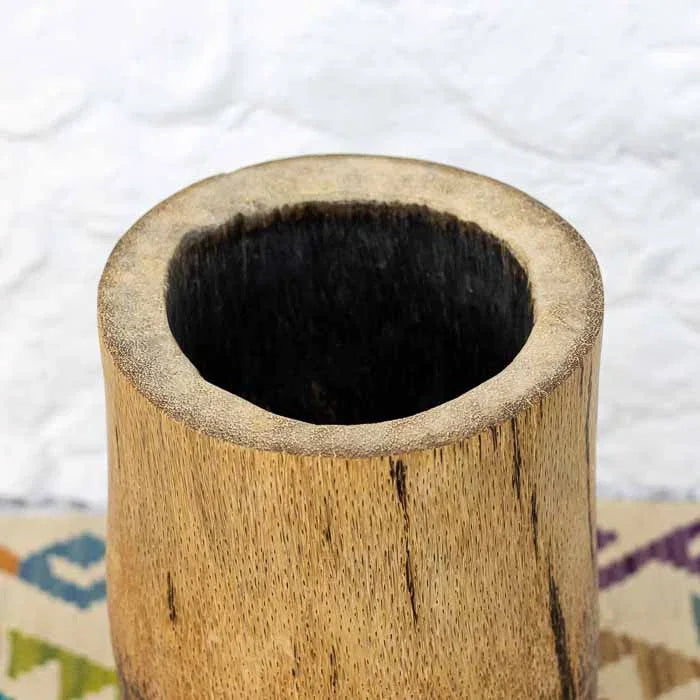 Artefato decorativo entalhado em fibra de palmeira natural importado da Indonésia.