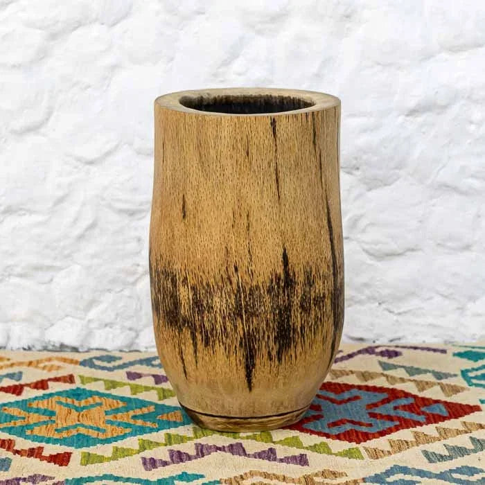 Vaso rústico orgânico entalhado à mão em trono de palmeira da Indonésia.