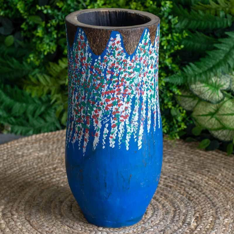 Vaso de madeira rústica balinesa com pintura azul em oferta, peça com características orgânicas e visual vibrante.