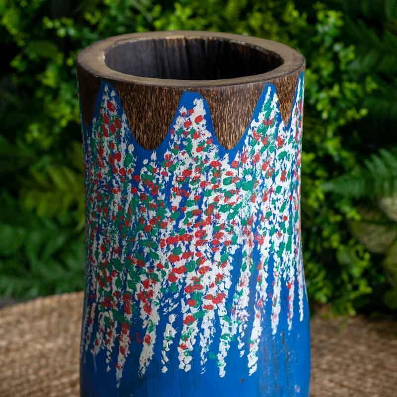 Peça decorativa exclusiva com variações naturais na madeira, perfeita para compor ambientes com personalidade e frescor.
