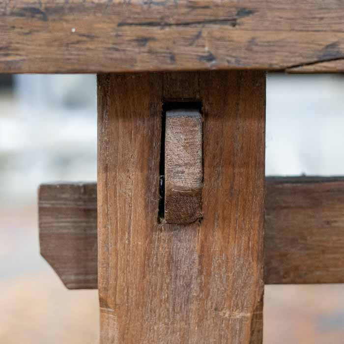 Mesa de centro artesanal reciclada em madeira teca rústica escura.