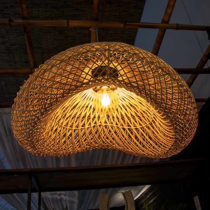 Detalhe do trançado manual em fibra de rattan de uma luminária balinesa exclusiva da Arte e Sintonia.