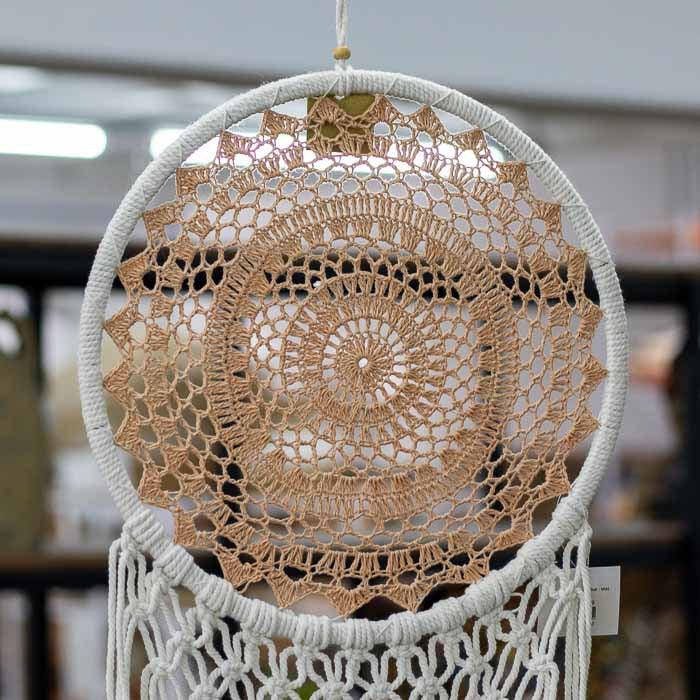 Filtro dos sonhos em macramê para decoração boho espiritual.