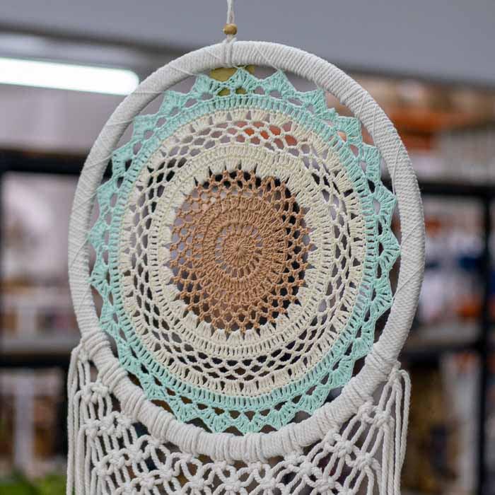 Filtro dos sonhos decorativo artesanal com crochê e macramê.