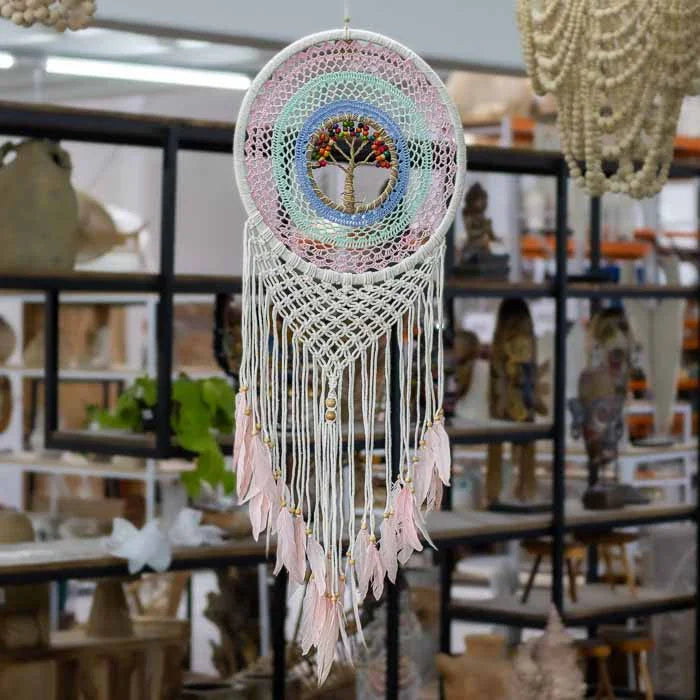 Filtro dos sonhos boho árvore da vida artesanal de Bali com penas.