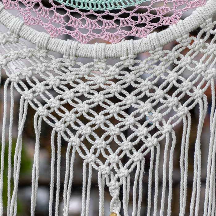 Filtro dos sonhos árvore da vida em macramê branco com detalhes coloridos.