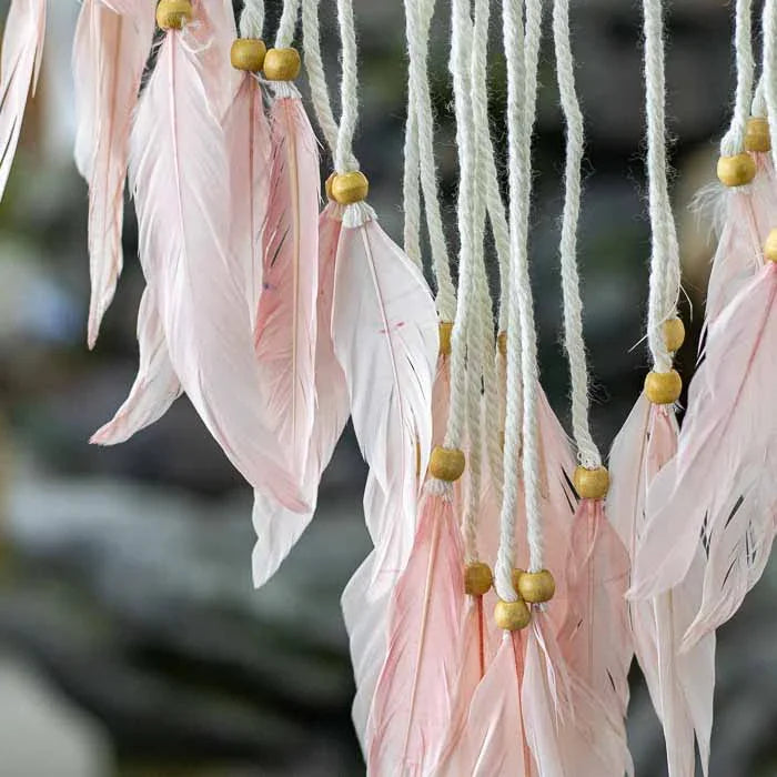 Filtro dos sonhos decorativo em macramê com símbolo árvore da vida.