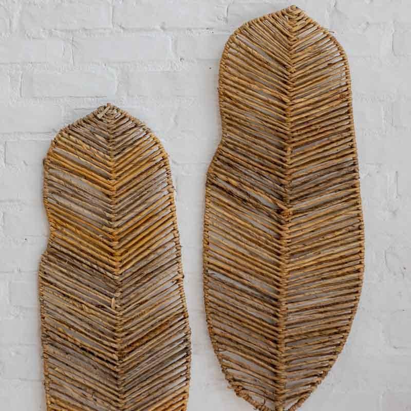 Folha grande em fibra natural trançada à mão por artesãos de Bali.