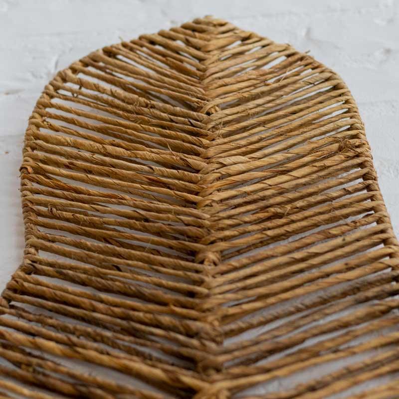 Objeto decorativo folha em fibras naturais com estrutura em bambu.