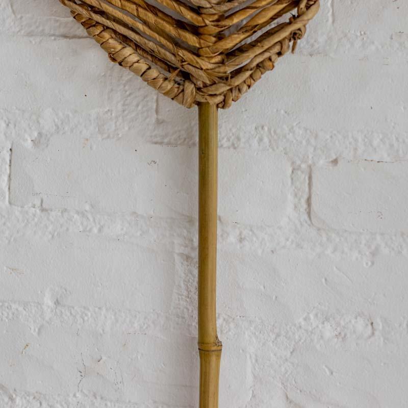 Folha decorativa artesanal de Bali em fibra natural sustentável.