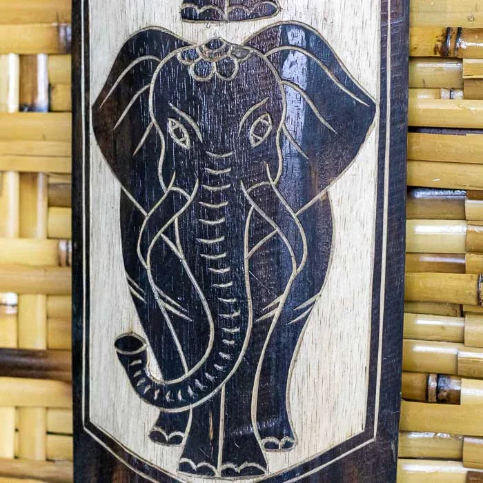 Objeto balinês entalhado com símbolo espiritual e presença protetora.