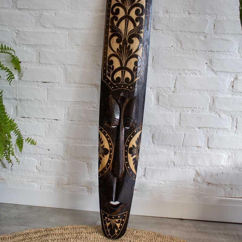 Máscara de parede em madeira escura tribal entalhada à mão.