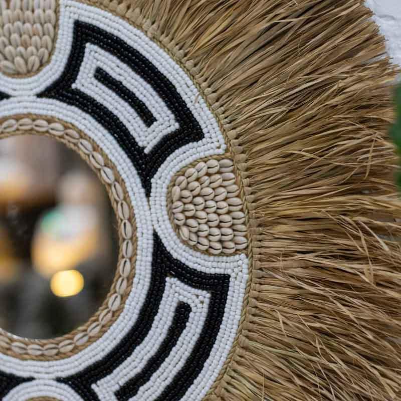 Espelho monumental de 70cm com franjas de fibra natural e padrões geométricos de miçangas para parede da Indonésia.
