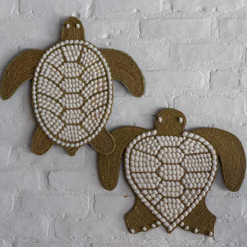 Tartaruga decorativa artesanal de Bali feita em corda e conchas.