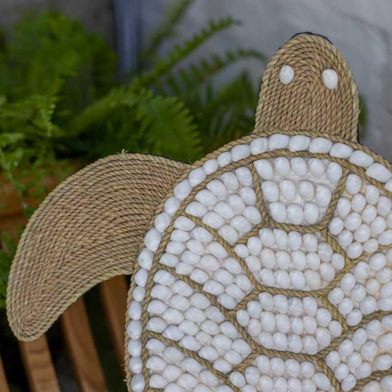 Tartaruga decorativa em corda e conchas com casco oval artesanal.