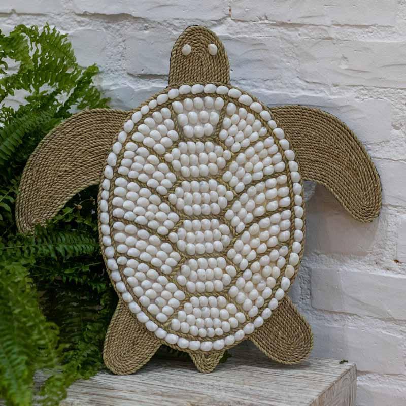 Escultura de tartaruga em corda e conchas feita à mão em Bali.