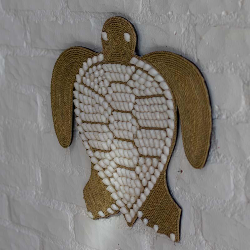 Tartaruga artesanal em corda com casco em formato de coração.