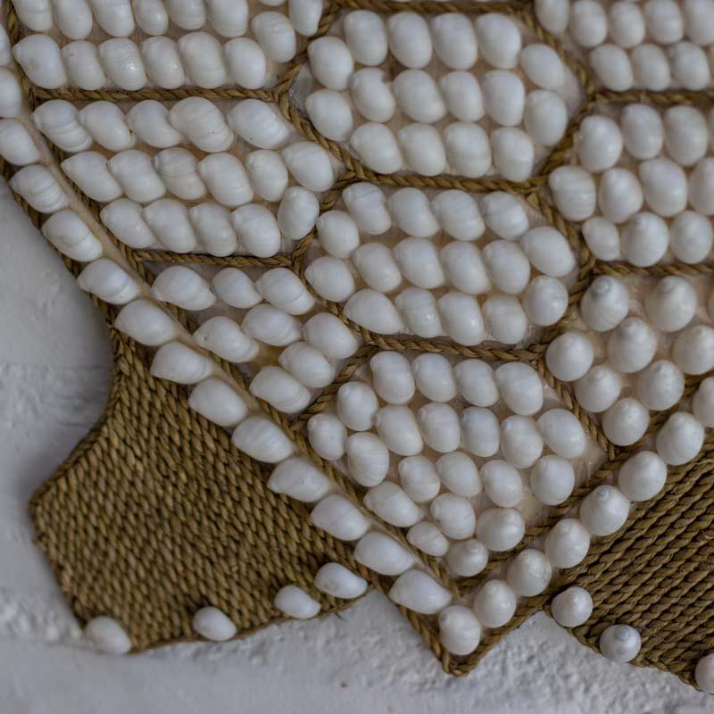 Tartaruga decorativa rústica de Bali com conchas aplicadas no casco.