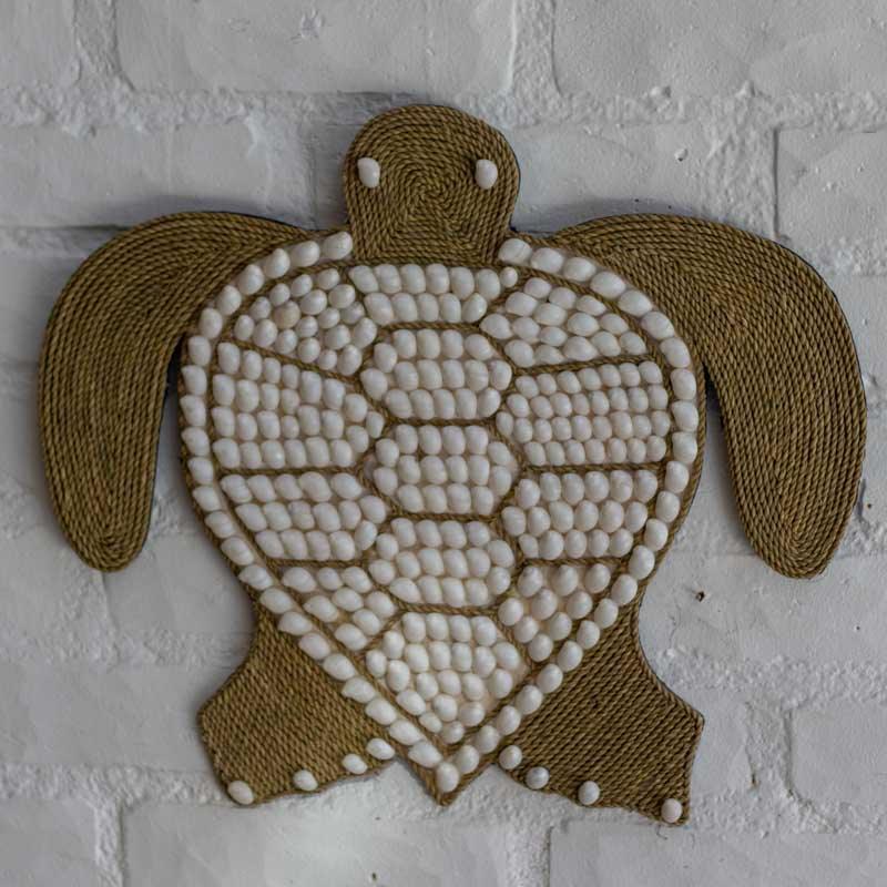 Tartaruga em corda artesanal com conchas naturais decorativas.