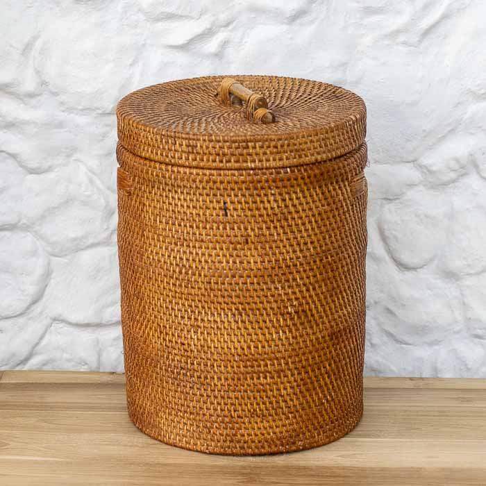 Cesto organizador em rattan com tampa feito artesanalmente na indonésia.