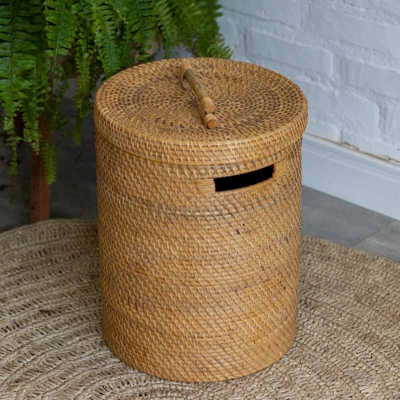 Cesto artesanal em fibra natural de rattan com tampa removível e alça de bambu, fabricado manualmente em Bali.