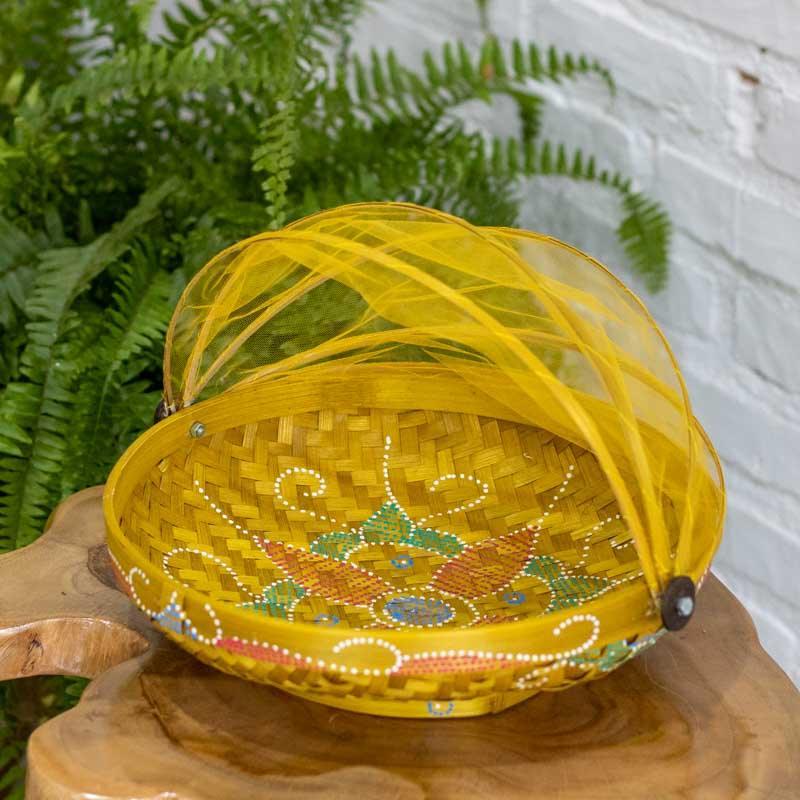 Composição decorativa com o trio de cestas coloridas em uma prateleira de estilo Boho Chic, integrando-se a outros elementos naturais.