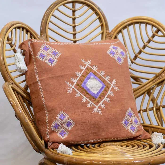 Almofada quadrada bordada artesanalmente, com 50cm de lado.