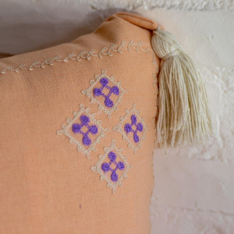 almofada balinesa bordado artesanal tradicao semyniak cores tropicais decoracao casa praia 03