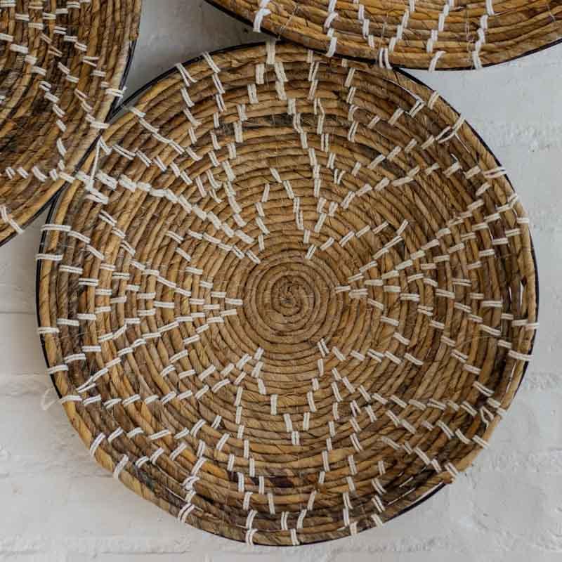 Cestaria artesanal de Bali em fibras naturais com padrão de estrela costurado em linha branca.