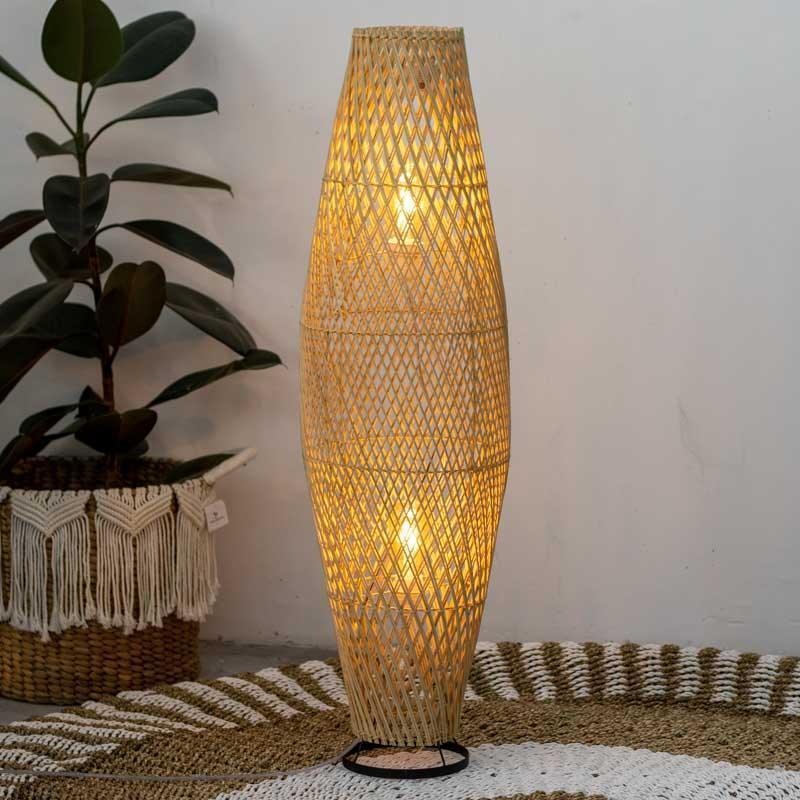 Luminária de chão balinesa para sala de estar proporcionando iluminação difusa e quente.